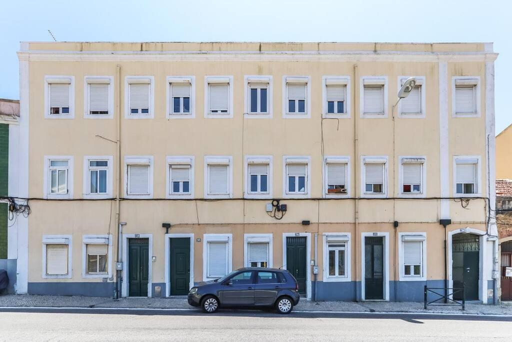 Vita Portucale ! Bright Campo Ourique W/ Terrace Lisbon Luaran gambar
